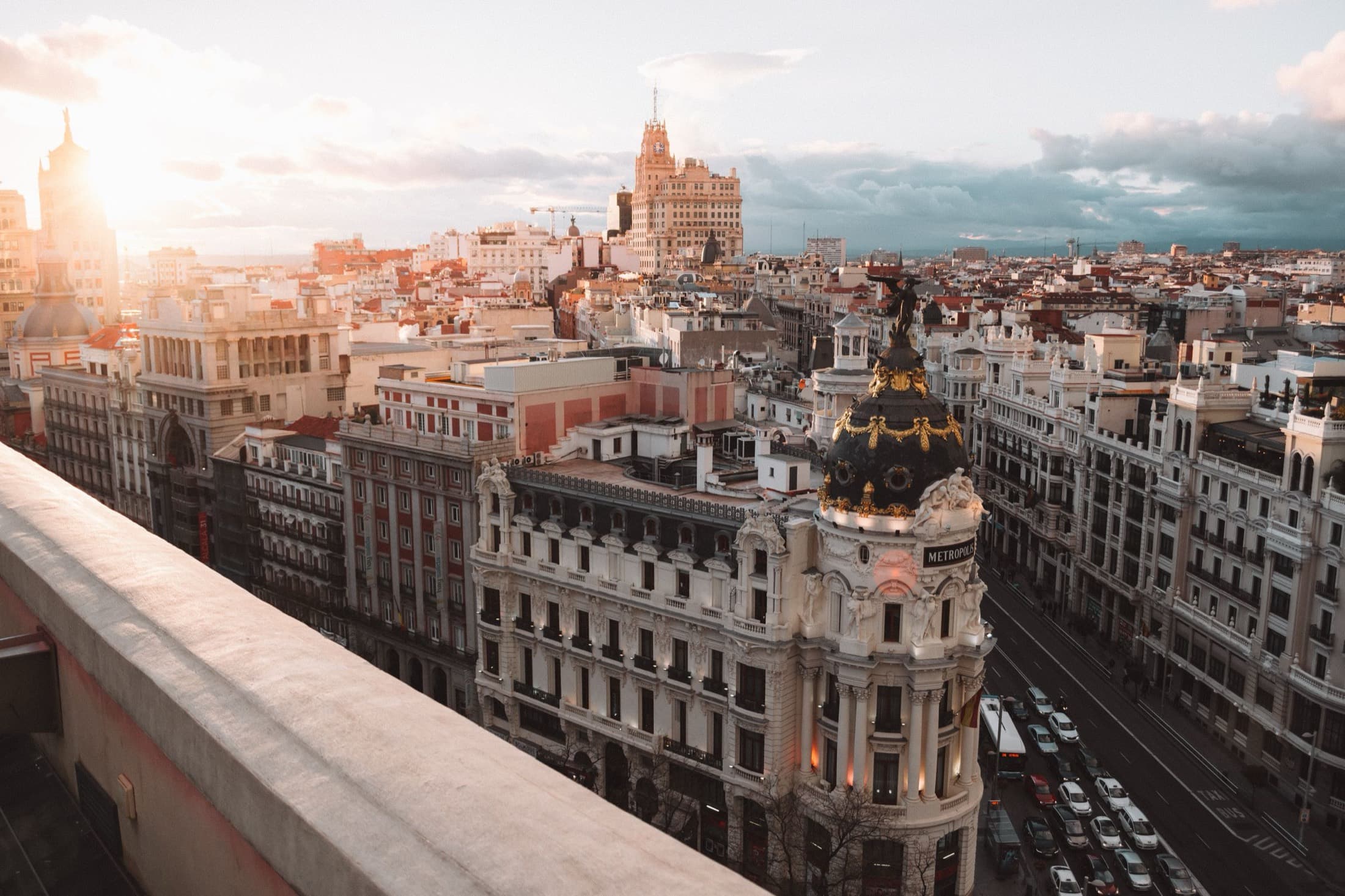 Gran Vía y el Edificio Metrópolis al atardecer, Madrid